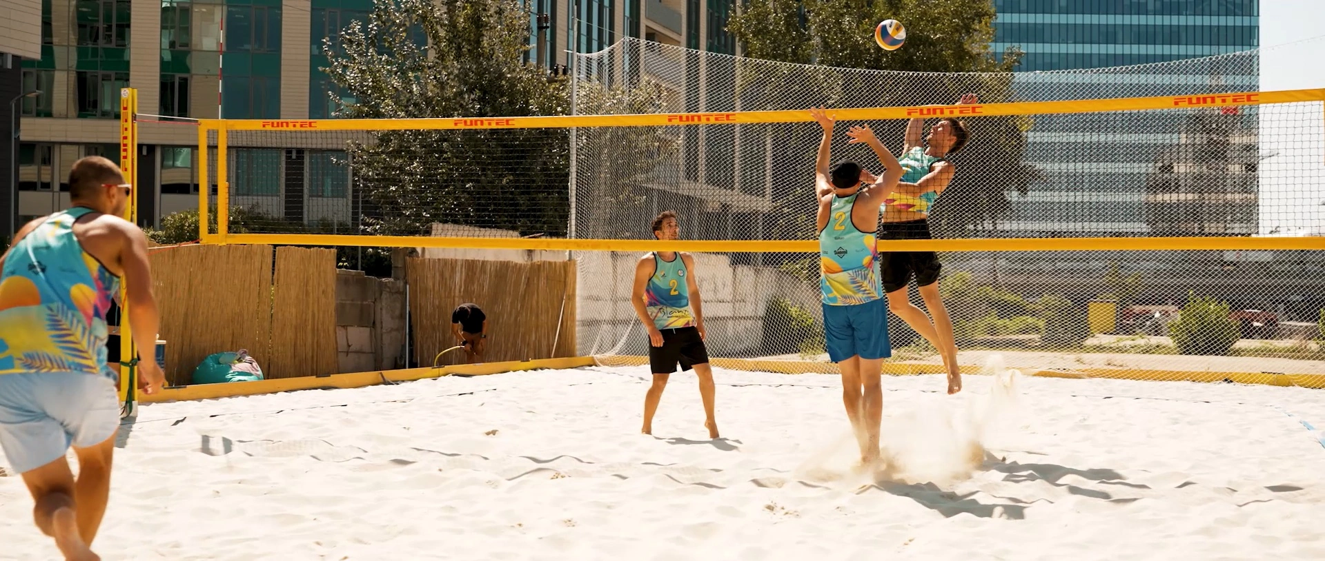 Meci de volei pe plajă în desfășurare
